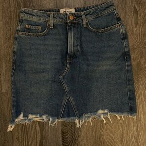 New look dark wash denim mini skirt 
Size us 6